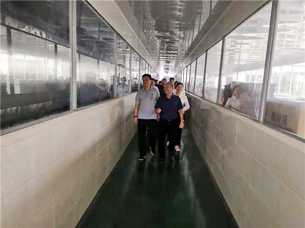 觀摩團參觀固德威機械生產(chǎn)車間